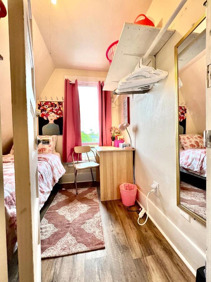 Private Room Tiny With Shared Bathroom Near Seatac Airport And Downtown ซีแอตเทิล ภายนอก รูปภาพ